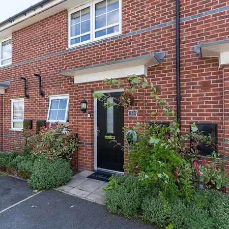 Walk To Airport - 3 Bedrooms X2 Driveway - Ev Charging - Washer & Dryer-2