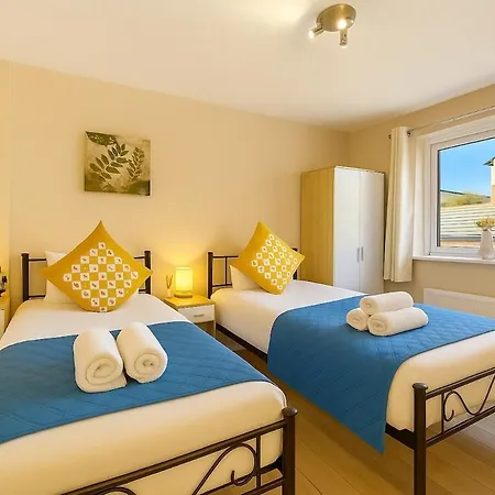 Iron House - 4 Bedroom - Contractors & Families - Free Parking - Near Excel, Canary Wharf, O2, City Airport & Greenwich-2