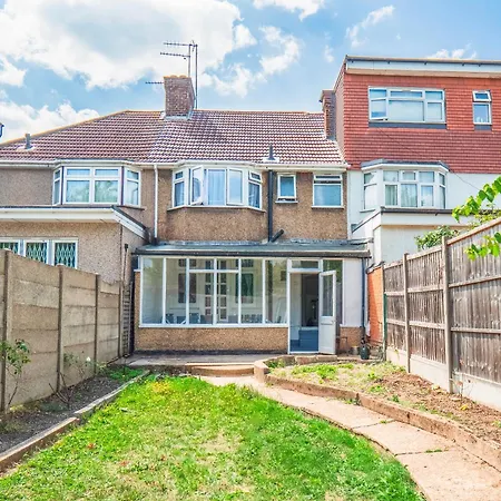 Family 4-Bed Wembley Stadium Home - Parking & Long Stays-2