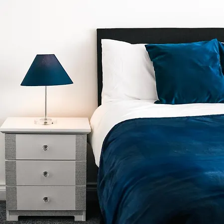 Family 4-Bed Wembley Stadium Home - Parking & Long Stays-3