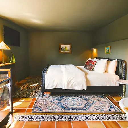 The Frances Modern Inn-3