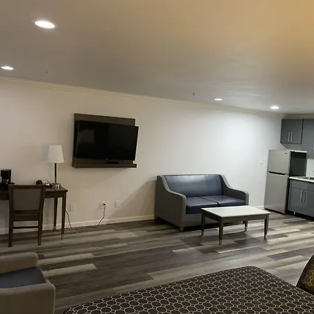 Mirage Inn & Suites-3