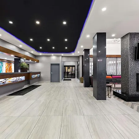 Best Western Plus Toronto North York Hotel & Suites-3