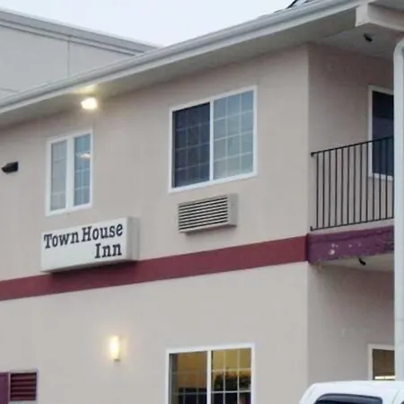 Townhouse Inn & Suites Omaha-3