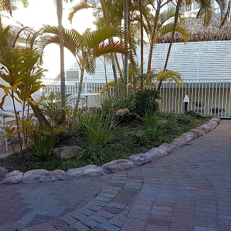 Outrigger Burleigh-2