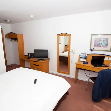 Ibis Cardiff Gate - International Business Park-3
