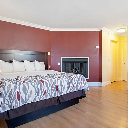 Red Roof Inn & Suites Monterey-2