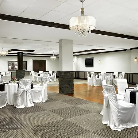 Four Points By Sheraton Hotel & Suites Calgary West-2