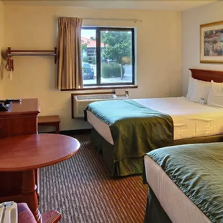 Days Inn & Suites By Wyndham Traverse City-2