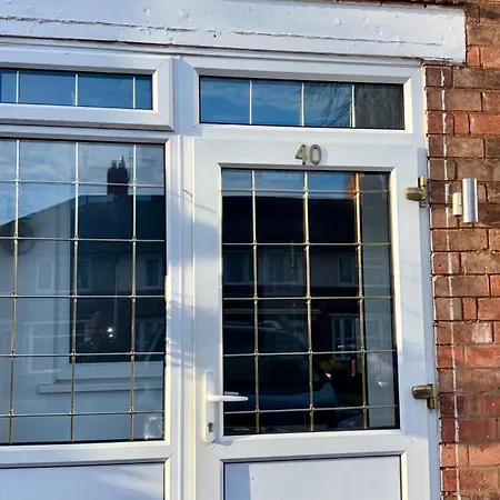 4 Bed House-Sleeps 7-Free Parking-3