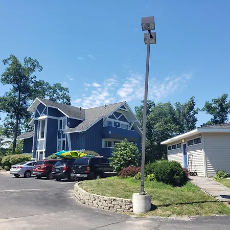 Travelodge By Wyndham Traverse City Mi-3