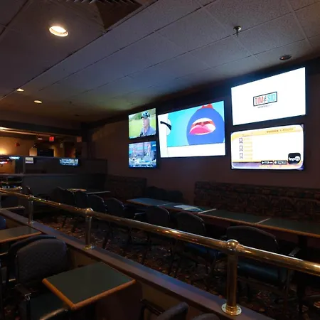 Travelodge By Wyndham Winnipeg Airport West-2