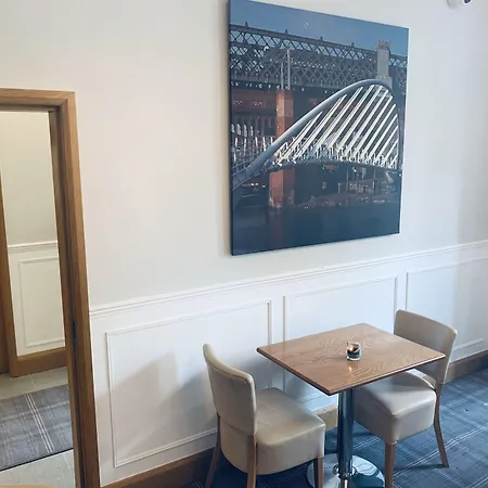 Westlynn Hotel & Apartments Free Parking Near Manchester Centre-3