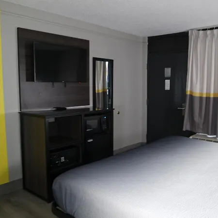 Super 8 By Wyndham Savannah-2