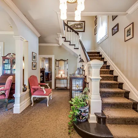 O Canada House Bed & Breakfast-3