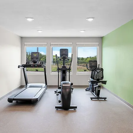 Woodspring Suites Kansas City Airport-3
