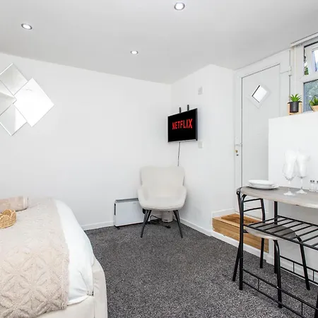 Modern Cozy Flat 6 Mins To City Parking & Wifi-3