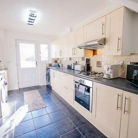 6 Bedroom House With Free Parking, Garden & Fast Wifi-2