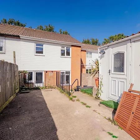 6 Bedroom House With Free Parking, Garden & Fast Wifi-3