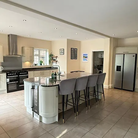 Spacious 6 Bedroom House, Luton-3