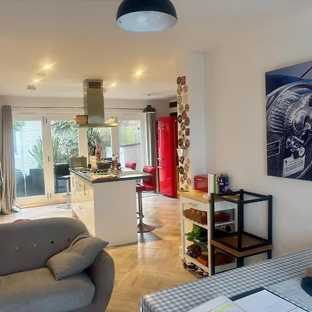 4 Bed Townhouse With Spectacular Views 4 Miles From Cardiff 10Min Drive Or Train Journey To City Centre-2