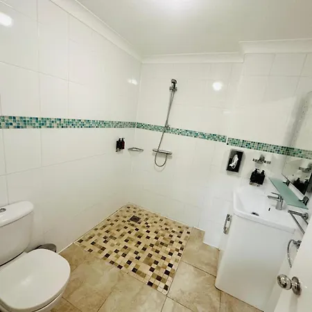 Crompton Guest House-3