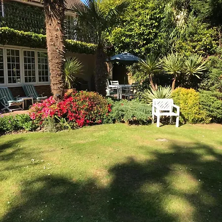 Tanglewood Gatwick Bed & Breakfast-3