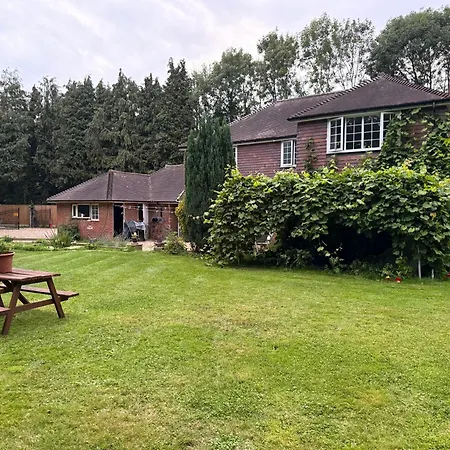 Da Vinci Guest House Gatwick Guest Parking, A Real Gem-2