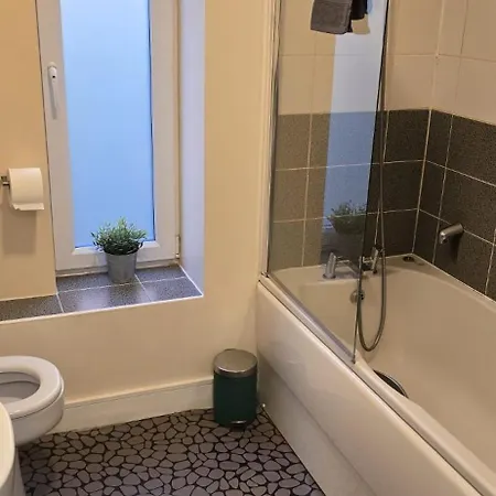 Beautiful City Centre House With Parking! Sleeps 6-2