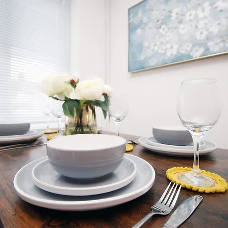 2 Bedroom House On Holmes Hill Road- Free Parking, Wi-Fi & Patio-3
