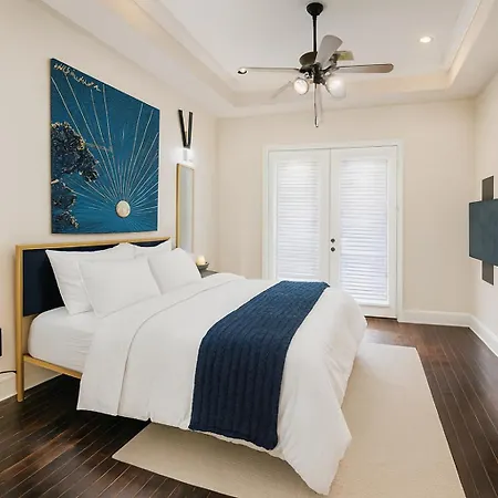Stylish Home Private Pool, King Bed & Garage-3