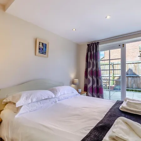 4 Bed In Whitby Oc-W089-2