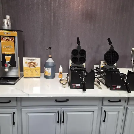 Red Lion Inn & Suites Kansas City-3