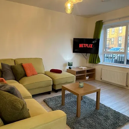 Two Bedroom House With Free Parking-3