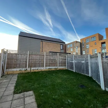 Two Bedroom House With Free Parking-2