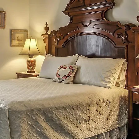 Rose Manor Bed & Breakfast-3