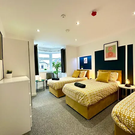 Spacious Bournemouth Group Haven: 8-Bedroom Comfort Near Town & Beach-3