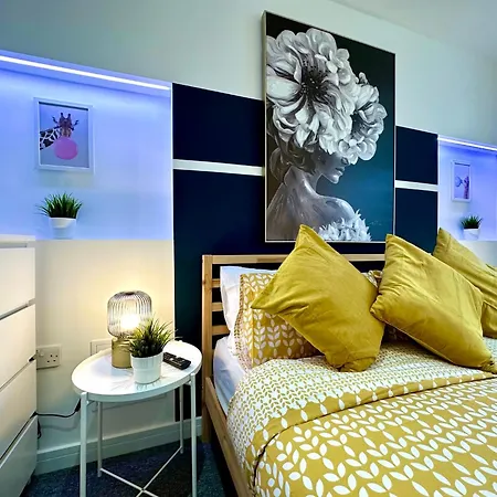 Spacious Bournemouth Group Haven: 8-Bedroom Comfort Near Town & Beach-2