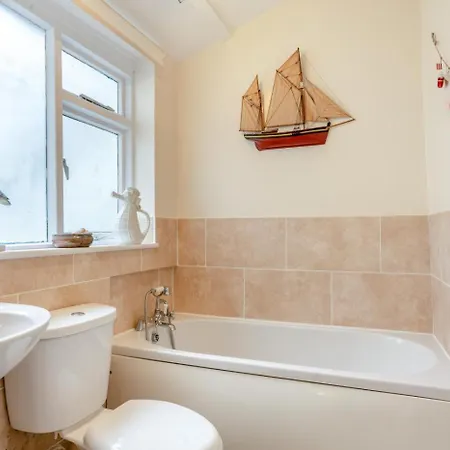 4 Bed In Whitby Oc-W414-2