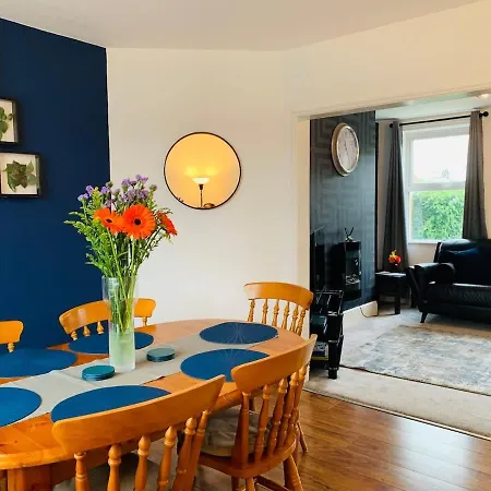 Chic 5 Bedroom House With Private Parking & Garden-2