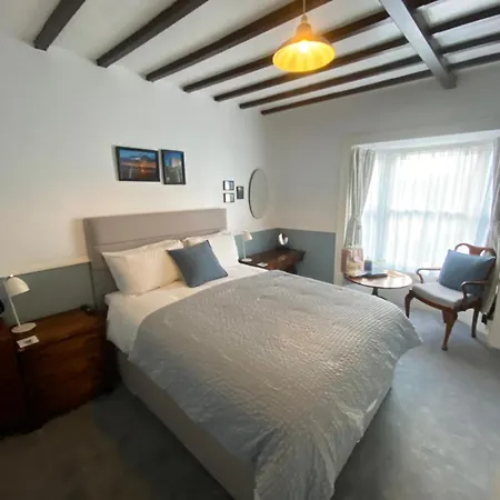 Stone'S Throw Guest House-2