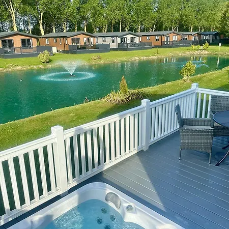 Honey Bee Lodge With Hot Tub-2