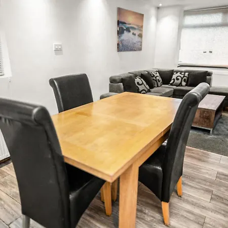 Central Manchester Family-Friendly Home With Free Parking And Workspace-2