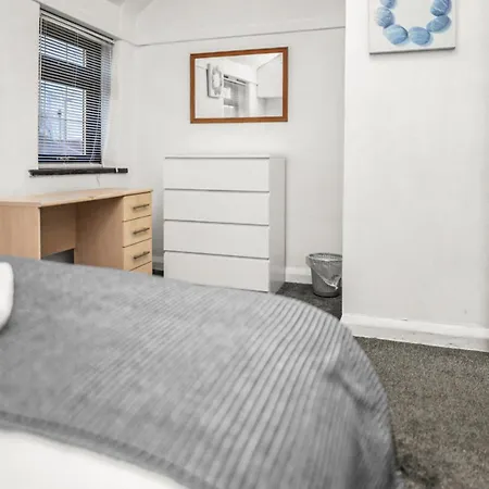 Central Manchester Family-Friendly Home With Free Parking And Workspace-3