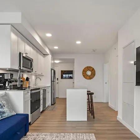 Exquisite 2 Bed Condo Near Dt Core Wfree Parking-3