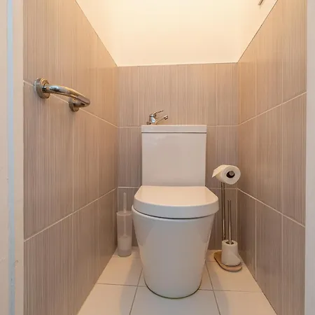 Stunning 3 Bed Central Windsor Home With Free Parking-3