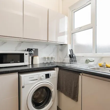 Spacious 4Br Home Near Etihad - Free Parking - 5 Min Train Station-3