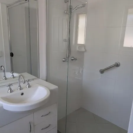 Modern 3-Bedroom Comfort In Oxenford, 5 Minutes From Movie World-3
