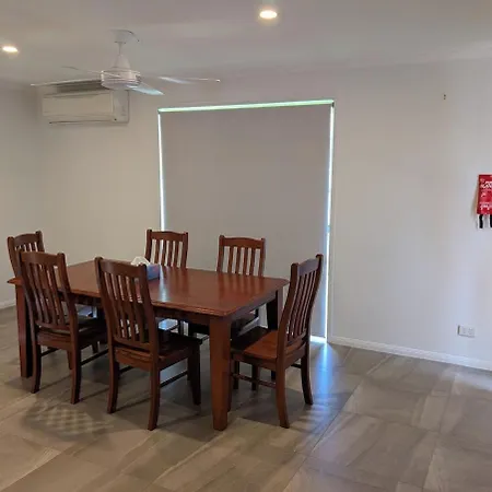 Modern 3-Bedroom Comfort In Oxenford, 5 Minutes From Movie World-2