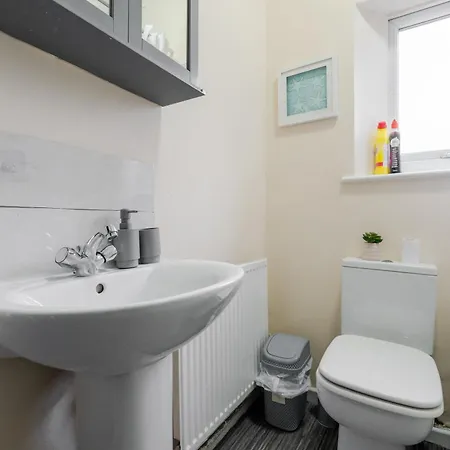 Spacious 4Br Home Near Etihad - Free Parking - 5 Min Train Station-2